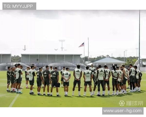 皇马今日训练前为西班牙列车事故遇难者默哀一分钟表达哀悼与关怀